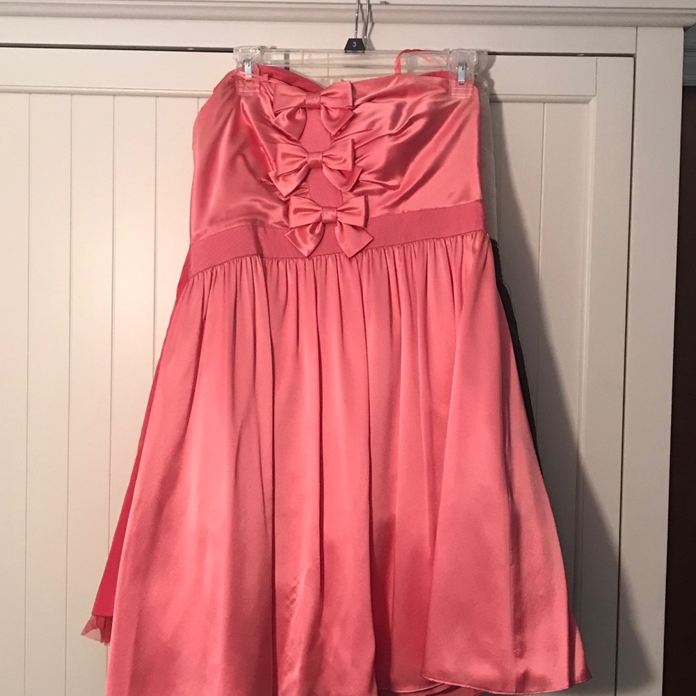 Color 3 bow strapless cocktail dress